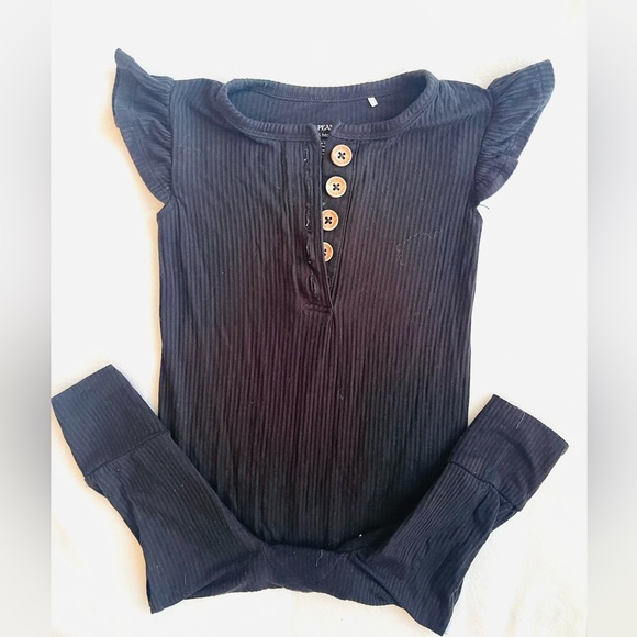 Poshpeanut ruffle butt and ruffle sleeve romper LIKE NEW 18-24 months - Picture 1 of 3